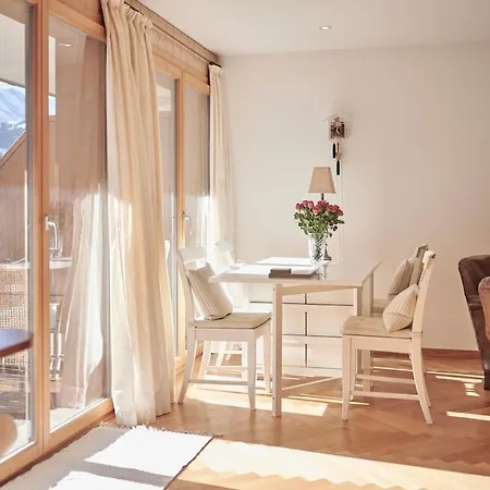 Alpine Hideaway Front-row Jungfrau Views アパート
